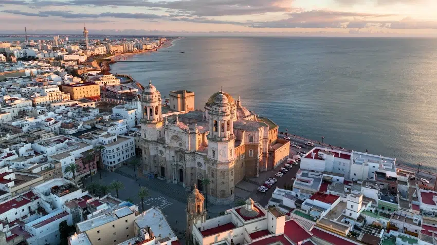 La Catedral de Cádiz: Secretos y cicatrices del templo sobre el mar